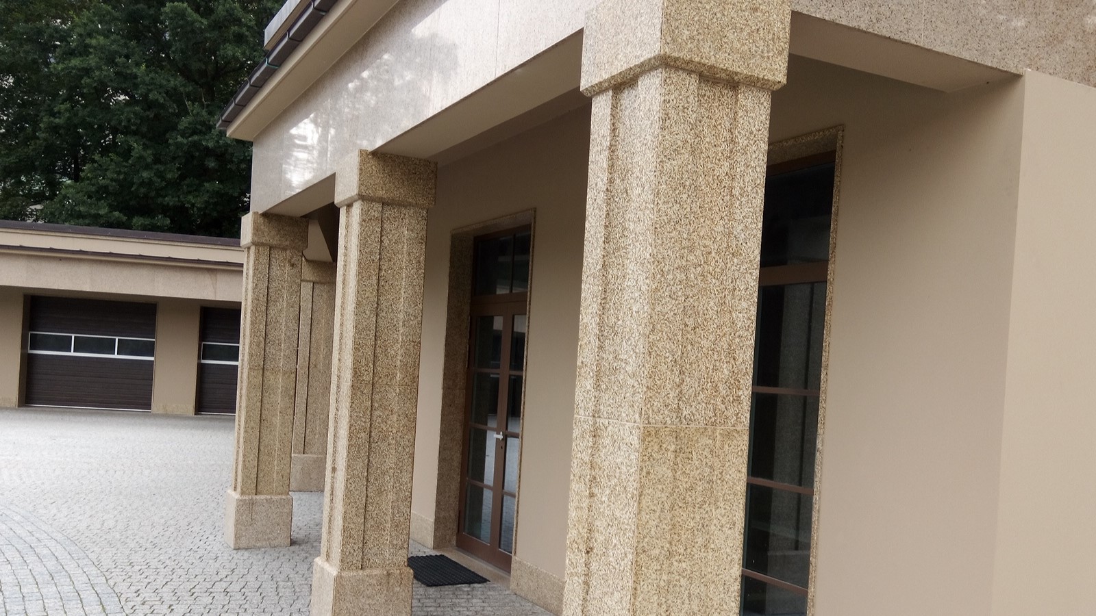 GeNiQSp6br granite stones